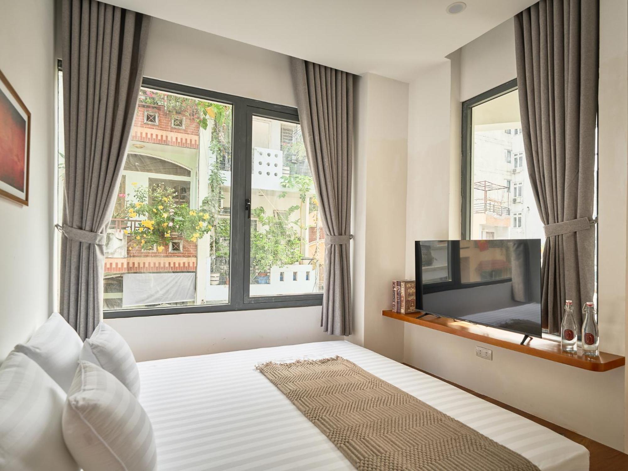 Paradox Saigon Centre-streetview-near Nguyen Hue-100m2 Rooftop Pool