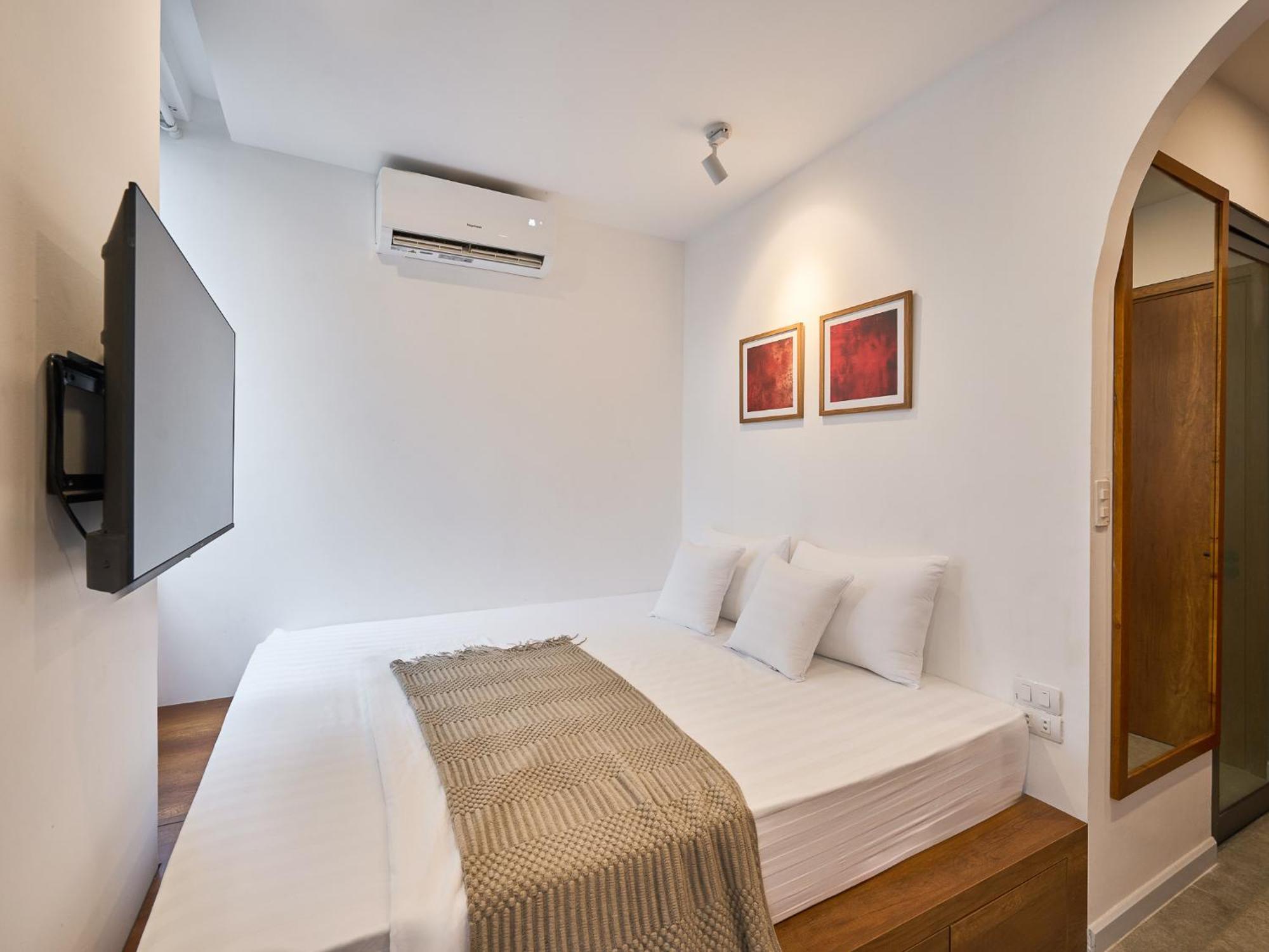 Paradox Saigon Centre-streetview-near Nguyen Hue-100m2 Rooftop Pool Appartement
